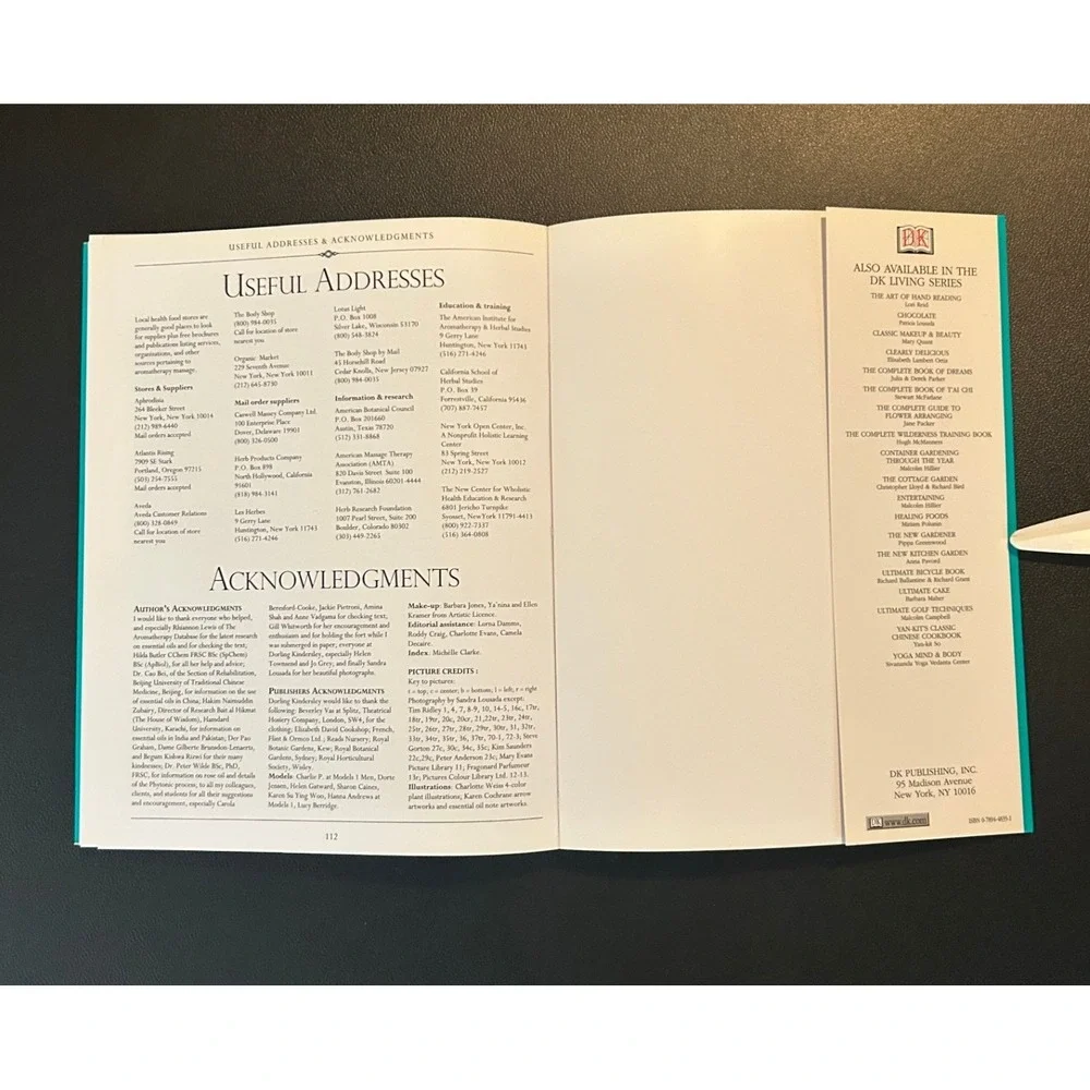 Aromatherapy Massage Clare Maxwell-Hudson DK Living Illustrated Guide Book